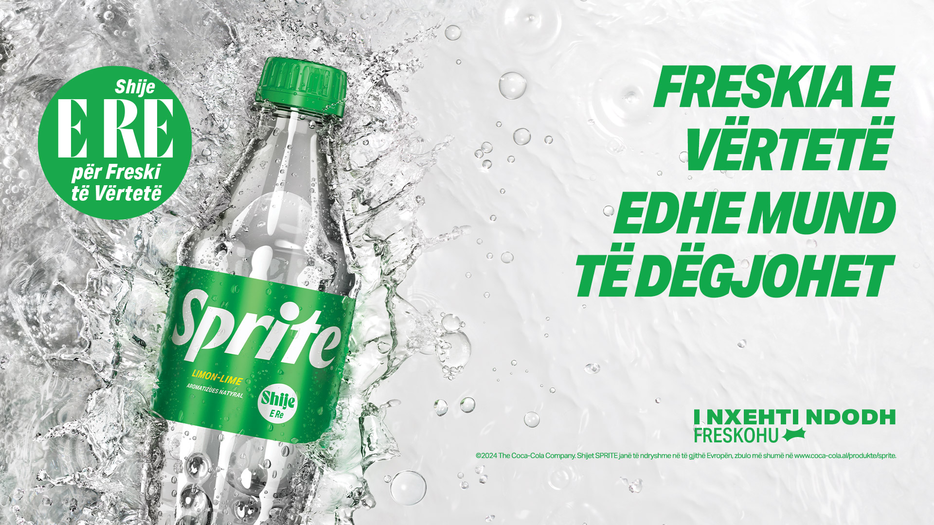 Dy vajza ulur së bashku që shijojnë një Coke