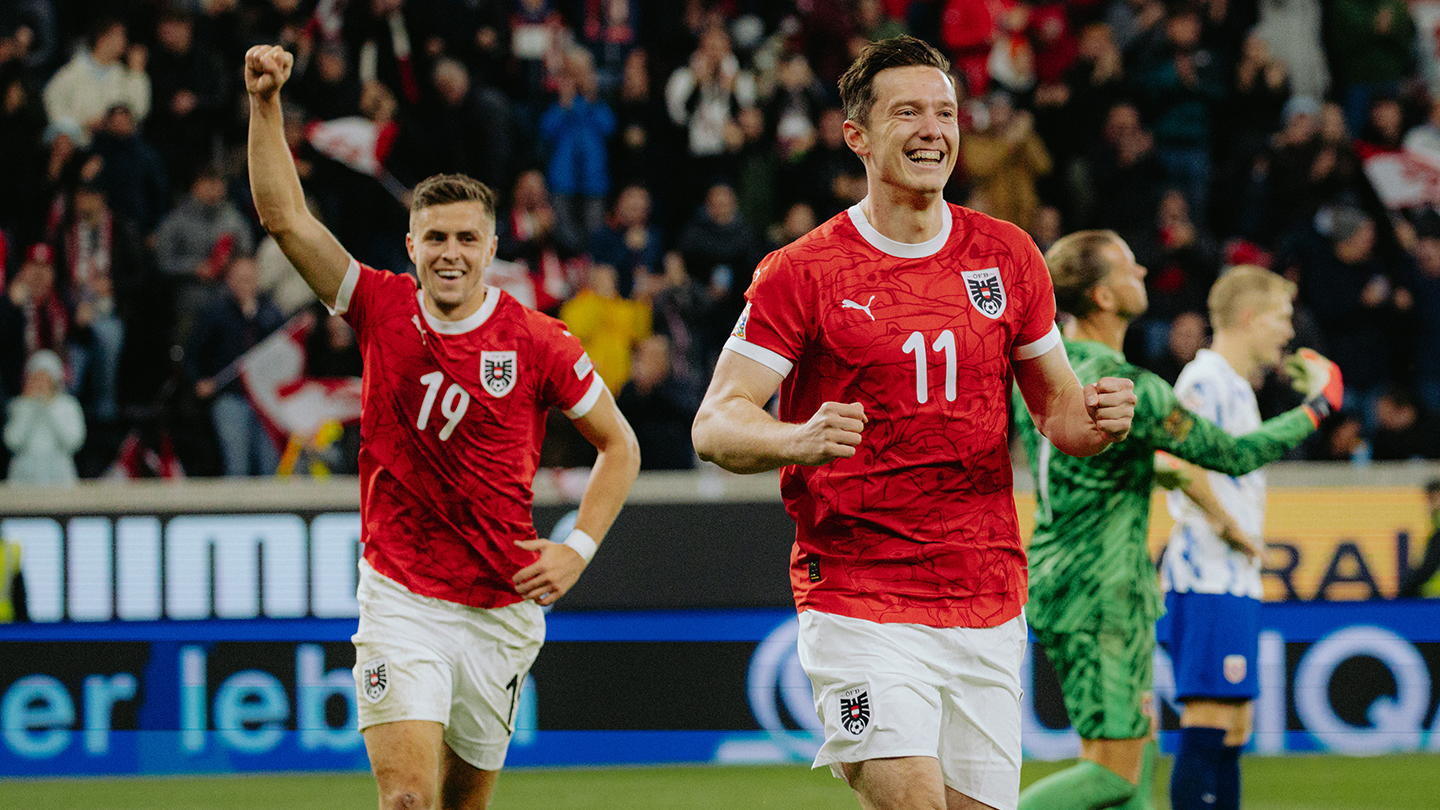 Michael Gregoritsch und Christoph Baumgartner beim Torjubel im roten Österreich-Trikot