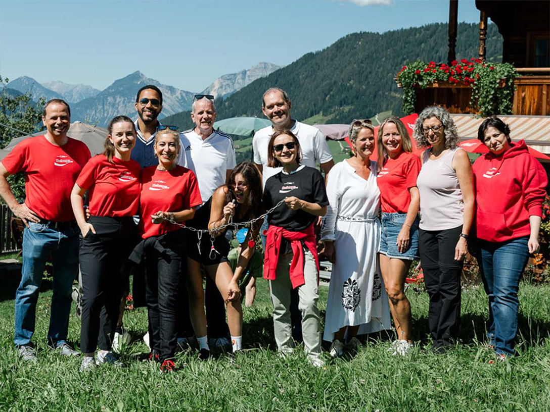 Gruppenfoto Coca-Cola Hike beim europäischen Forum Alpbach 