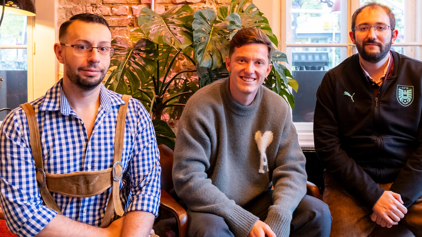 Michael Gregoritsch umgeben von zwei Fans