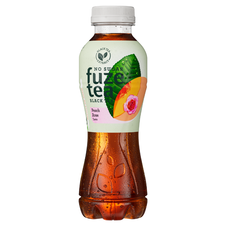 Une bouteille en plastique de thé glacé Fuze Tea sans sucre, remplie de thé foncé, avec une étiquette vert clair montrant une pêche et une rose et indiquant la saveur « Black Tea Peach Rose ».