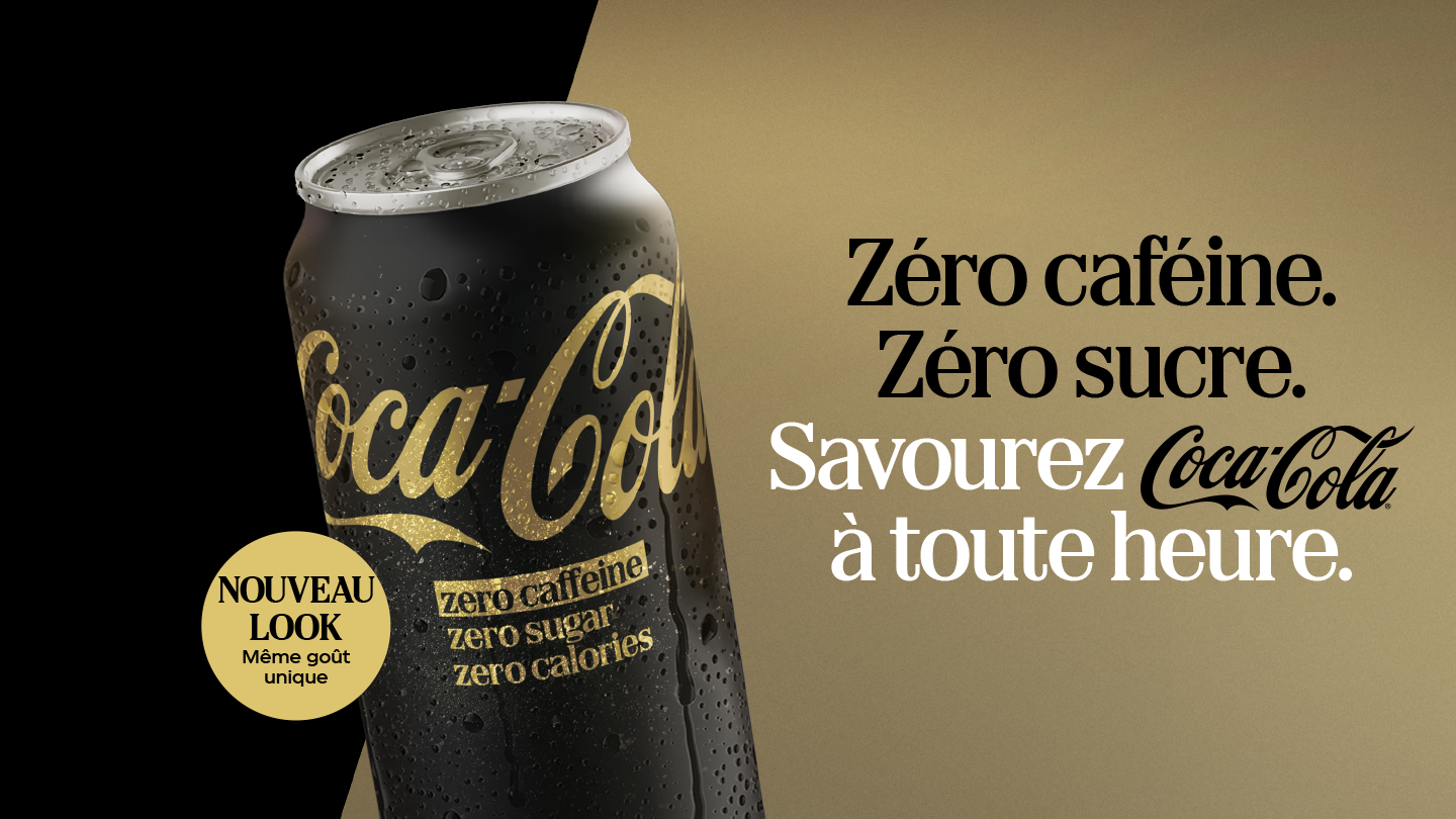 Canette Coca‑Cola noire et dorée avec des gouttes de condensation, indiquant « zéro caféine, zéro sucre, zéro calorie ». À droite, message promotionnel : « Zéro caféine. Zéro sucre. Savourez Coca‑Cola à toute heure », avec un badge « Nouveau look, même goût unique ».