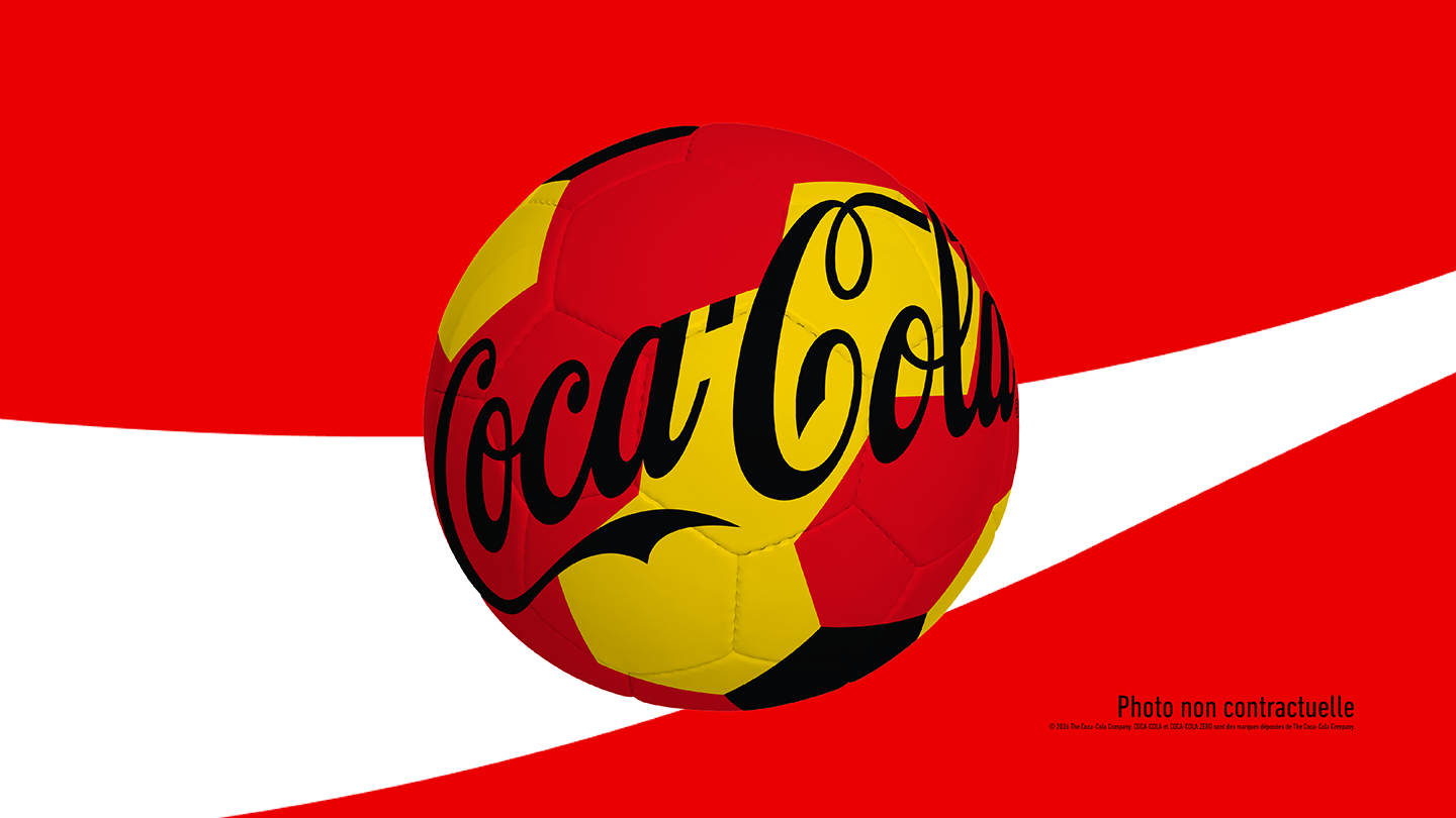 Illustration d’un ballon de football aux couleurs rouge, jaune et noir, avec le logo Coca‑Cola, flottant sur un fond rouge vif traversé par une vague blanche emblématique de la marque.