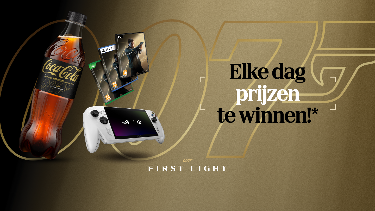 Promotionele afbeelding van een Coca‑Cola Zero cafeïnevrij blikje met een zwart‑gouden design en waterdruppels. Tekst op de afbeelding vermeldt: ‘Zero cafeïne. Zero suiker. Geniet van Coca‑Cola op elk moment.’ Een badge geeft aan: ‘New look, dezelfde unieke smaak.’ Gouden en zwarte achtergrond.