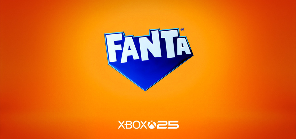 Logo Fanta bleu et blanc au centre d’un fond orange dégradé, avec la mention « Xbox 25 » en bas de l’image.