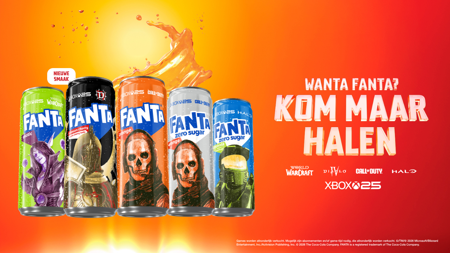 Blikjes Fanta met exclusieve gaming-ontwerpen, met thema's van World of Warcraft, Call of Duty, Diablo en Halo, geplaatst op een schatkist omringd door ijs en spetters, met de tekst "Wanta Fanta? Win gaming prijzen".