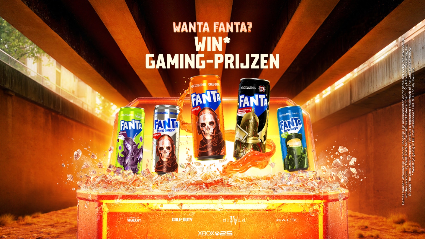 Blikjes Fanta met exclusieve gaming-ontwerpen, met thema's van World of Warcraft, Call of Duty, Diablo en Halo, geplaatst op een schatkist omringd door ijs en spetters, met de tekst "Wanta Fanta? Win gaming prijzen".