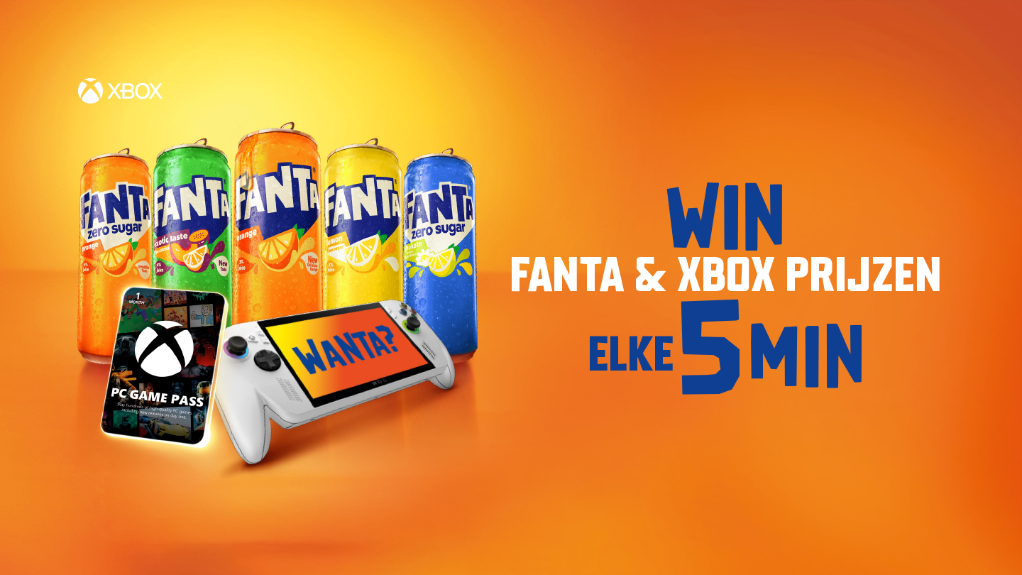 Promotieafbeelding met een oranje achtergrond waarop vijf blikjes Fanta in verschillende smaken staan. Voor de blikjes liggen een Xbox‑controller en een PC Game Pass‑kaart. Rechts staat de tekst: “Win Fanta & Xbox prijzen elke 5 min”, met het Xbox‑logo linksboven.