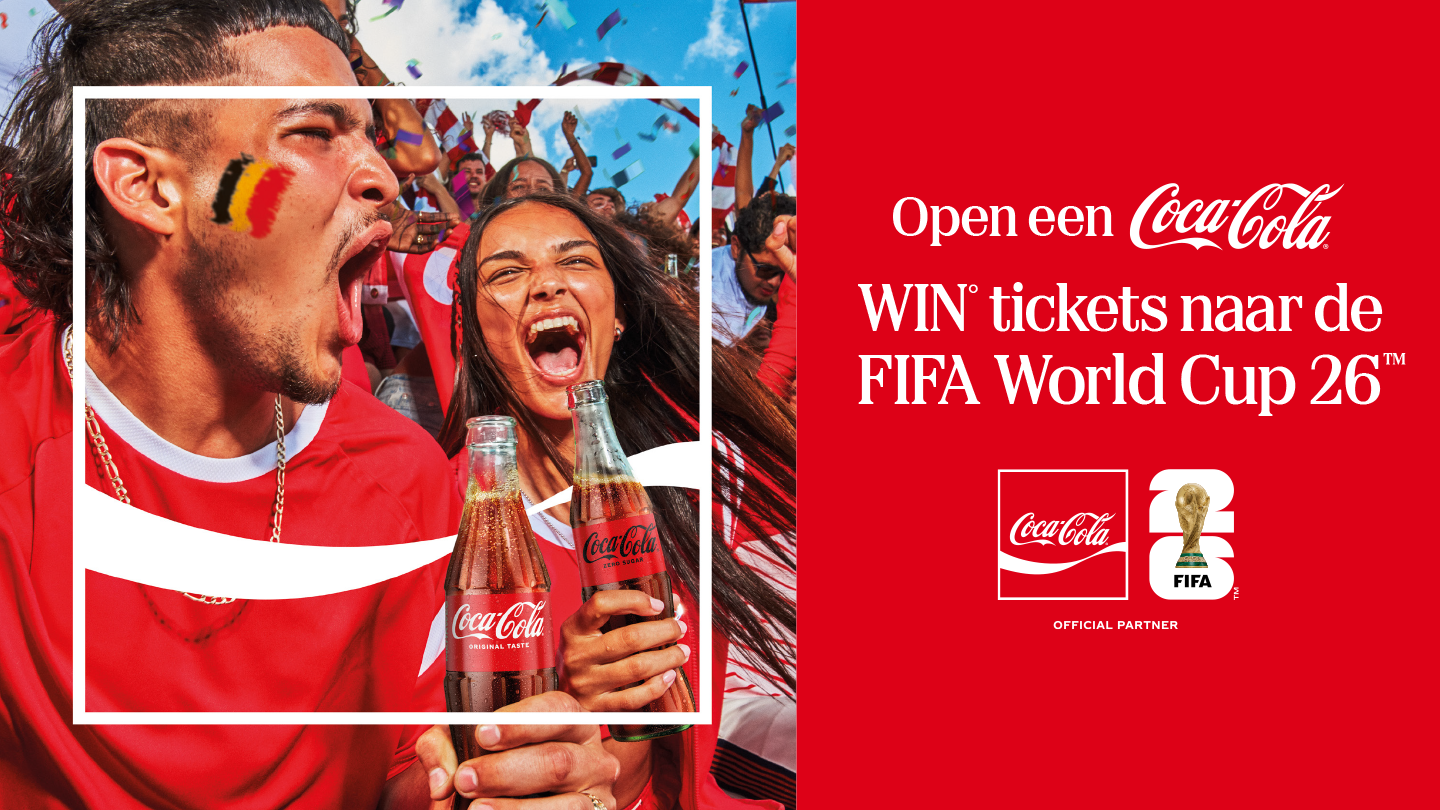 Promotionele Coca‑Cola‑afbeelding met iemand in een rood shirt die een Coca‑Cola‑fles vasthoudt; rechts staat de tekst “Open een Coca‑Cola, win tickets naar de FIFA World Cup 26” met de Coca‑Cola‑ en FIFA World Cup 26‑logo’s.