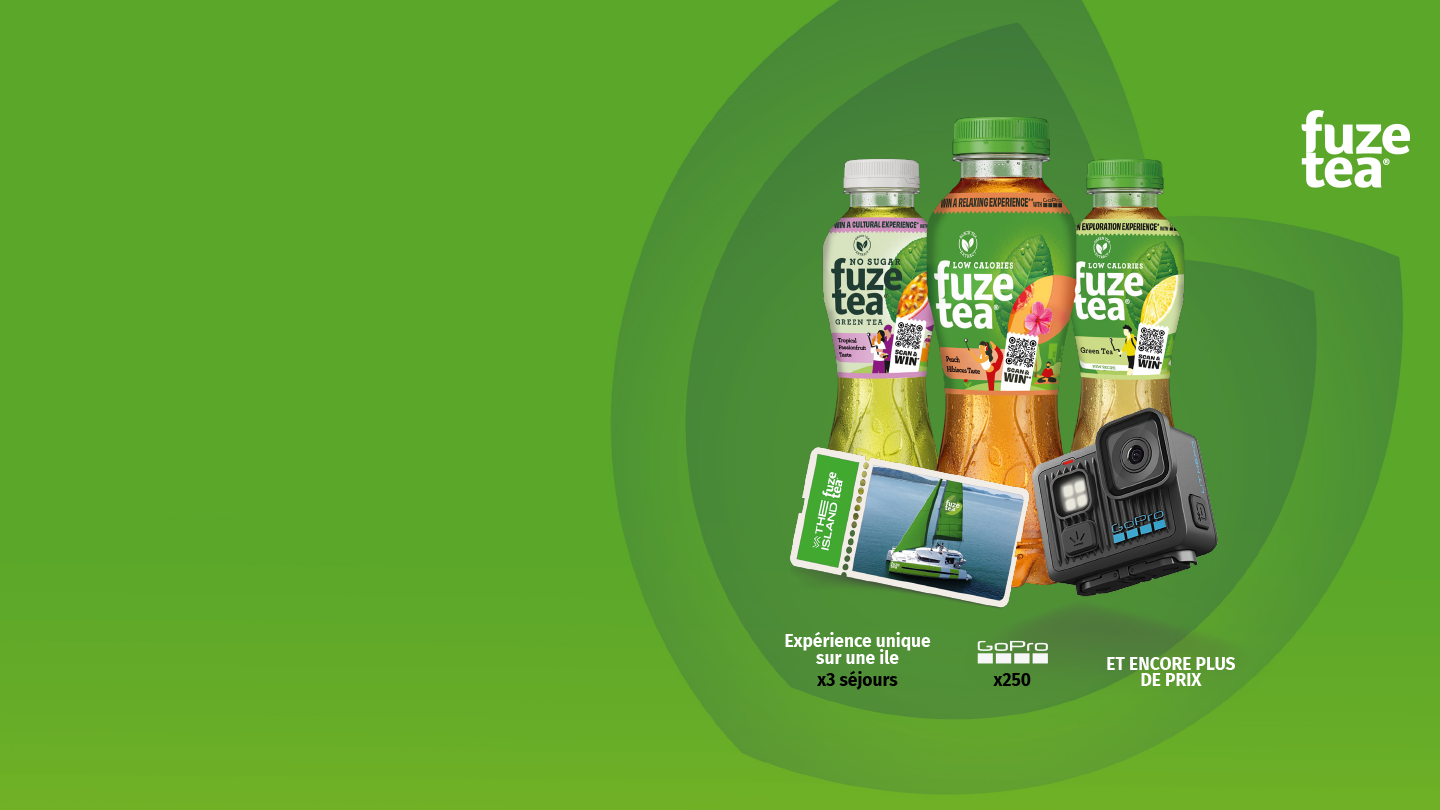 Trois bouteilles de Fuze Tea aux saveurs variées sur un fond vert, avec des visuels partenaires d’Island Experience et d’une caméra GoPro.