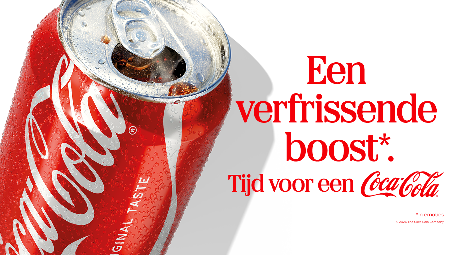 Rode Coca-Cola-blikje in close-up, bedekt met waterdruppels en zichtbaar geopend aan de bovenkant. Rechts staat in rode tekst: “Een verfrissende boost*. Tijd voor een Coca-Cola.” Onderaan staat de vermelding: “*In emoties”.