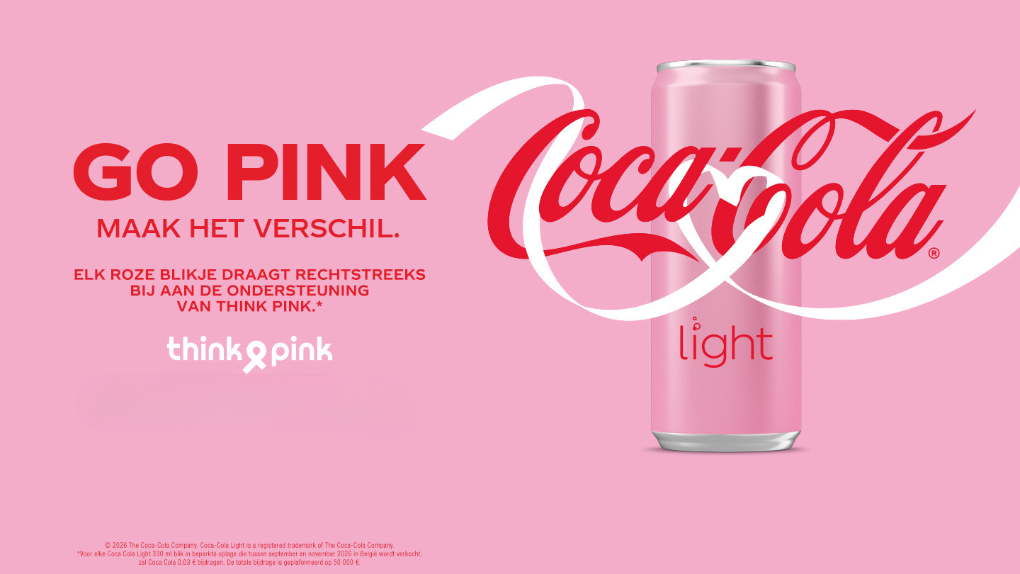 NL: Een slanke roze Coca-Cola Light-blikje op een lichtroze achtergrond, met het rode Coca-Cola-logo groot over het midden en een witte golvende lijn erachter.