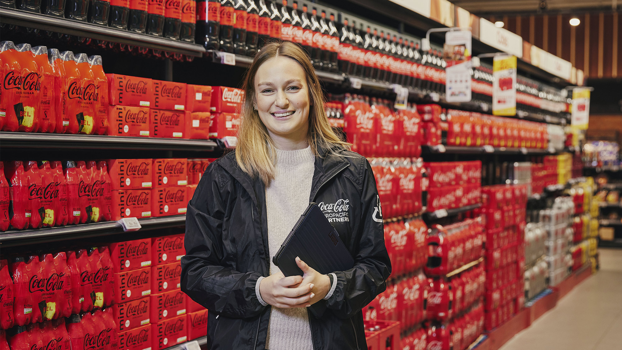 Astrid Brabanders pose en face d'un rayon Coca-Cola