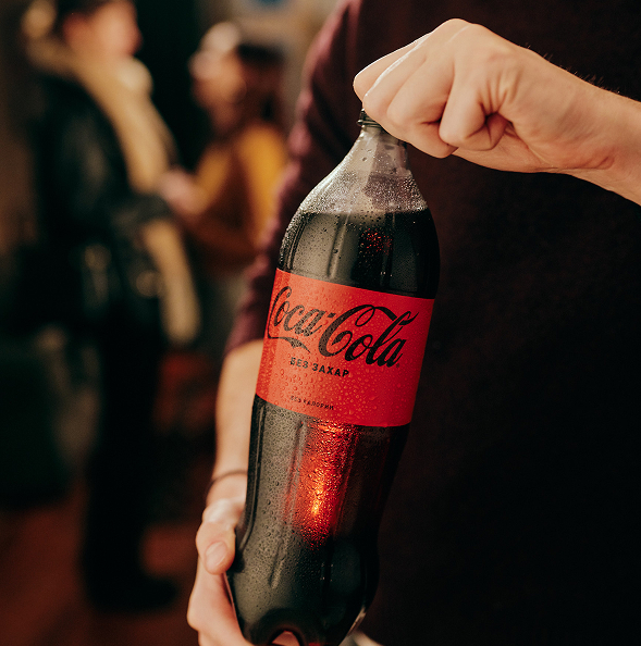 Заедно с любими хора на маса с Coca-Cola и Fanta.