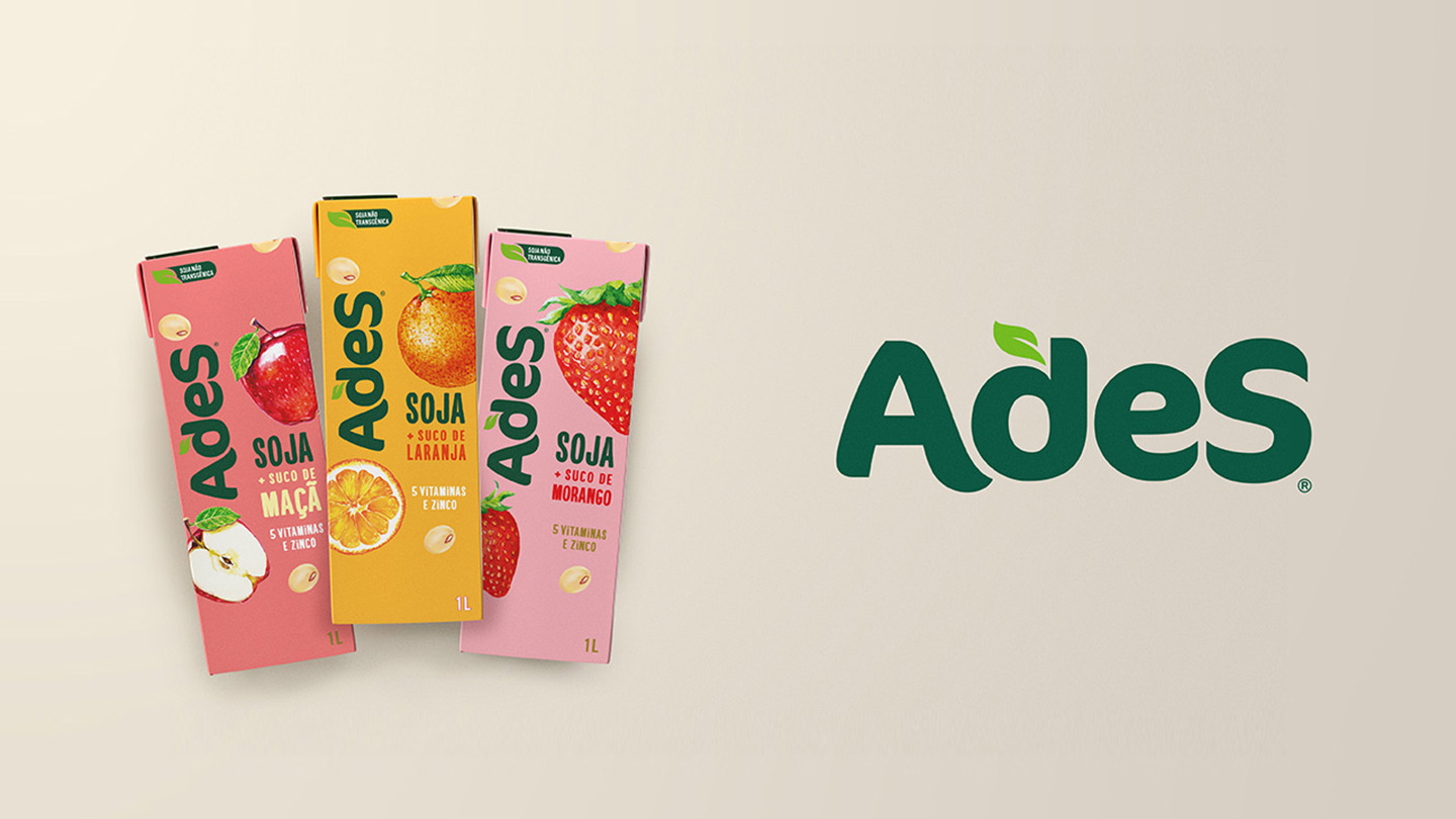 Três garrafas Ades de um litro cada. Sabores: AdeS Soja + Suco de Maçã, AdeS Soja + Suco de Laranja y AdeS Soja + Suco de Morango