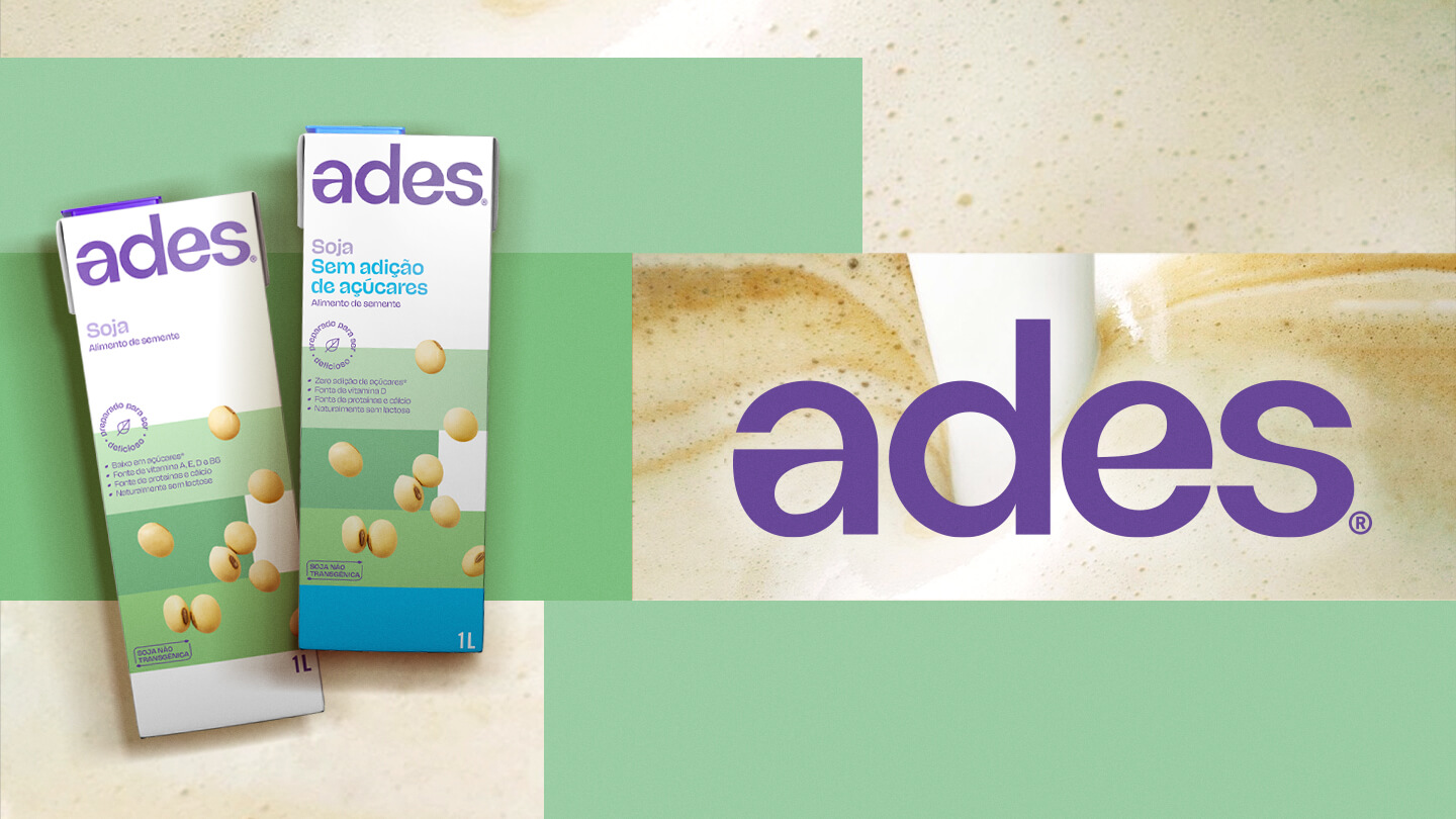 Dos Garrafas de litro Ades Soja sabor Original y Soja sabor original sem adição de açúcares. Com o logotipo da Ades