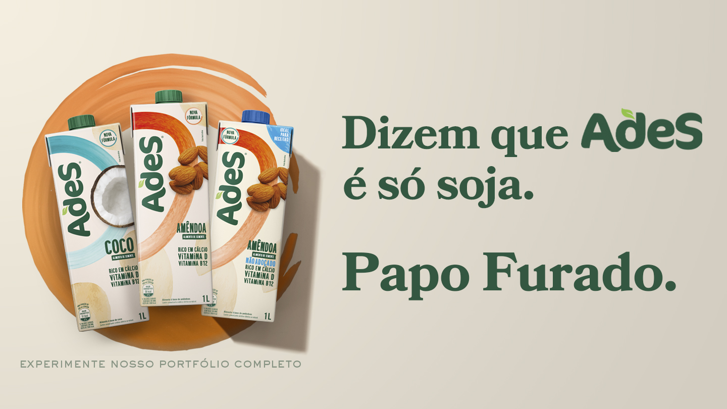 Três garrafas de Ades Seeds nos sabores coco, amêndoa e amêndoa sem açúcar.