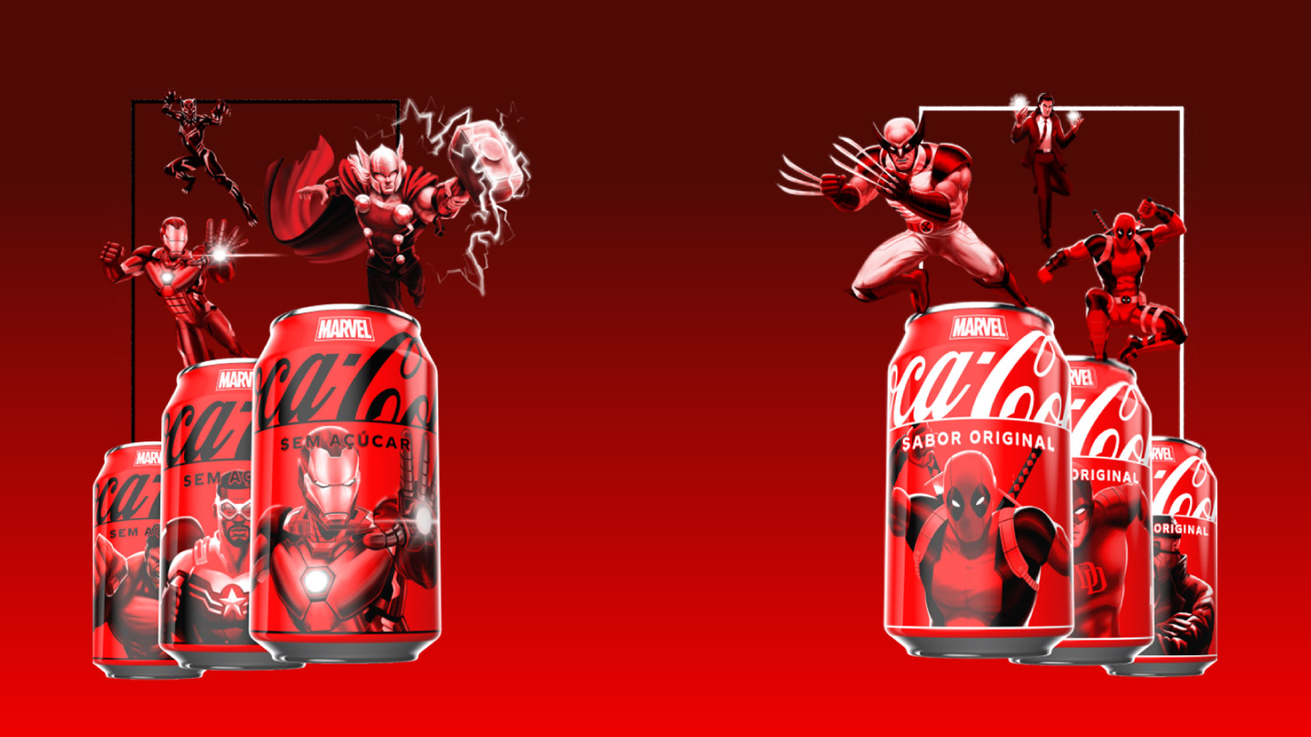 Edição limitada de latas de Coca-Cola da Marvel com personagens impressos em um fundo vermelho. Acima das latas estão Wolverine, Deadpool e Loki de um lado, e do outro lado Thor, Homem de Ferro e Black Panther.