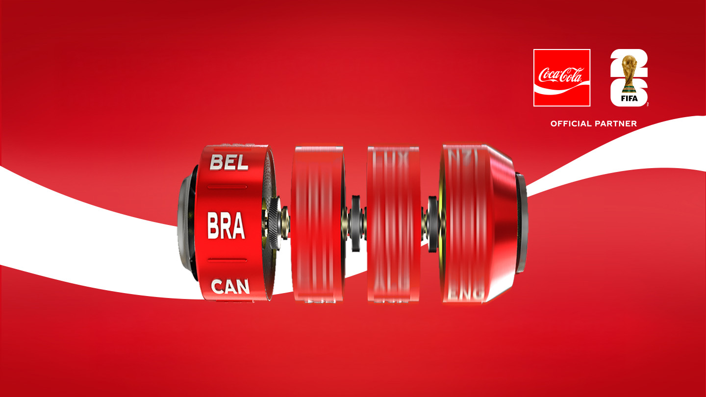 Imágem da Coca-Cola e FIFA World Cup com fundo vermelho. Exibe cilindros vermelhos giratórios com abreviações de países como BEL, BRA, CAN.