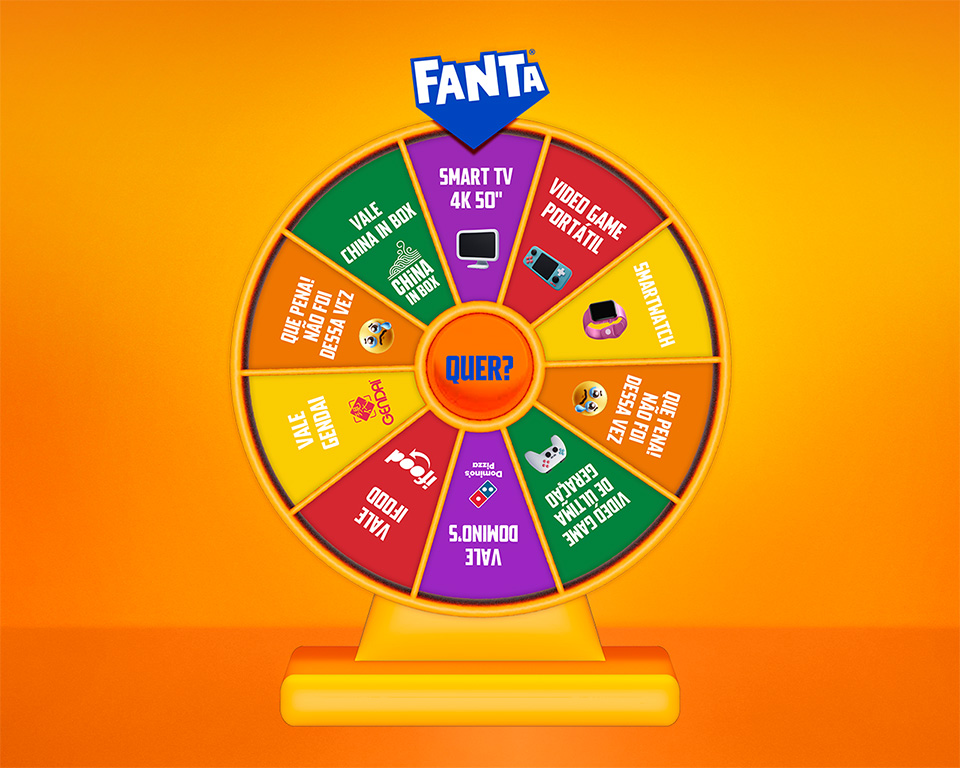 Um close-up de uma roda da fortuna da Fanta em um fundo laranja. A roda tem várias seções coloridas com diferentes prêmios ou atividades. A marca Fanta está visível no topo da roda.