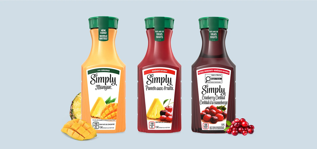 trois carafes de Simply Orange sur un fond jaune