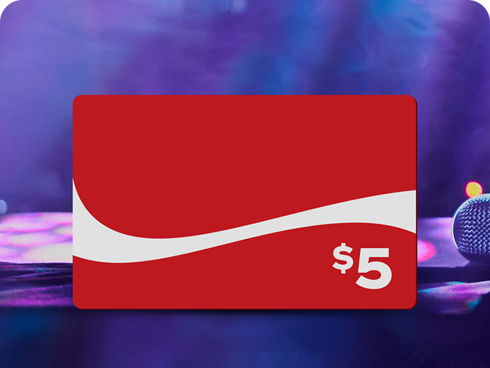Une carte-cadeau prépayée rouge de 5 $ Coca-Cola, un prix du lot Moments festifs, sur un fond de concert.