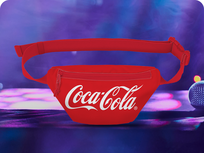 Un sac de taille en toile rouge vif Coca-Cola avec un logo blanc, un prix disponible dans le concours Moments festifs.