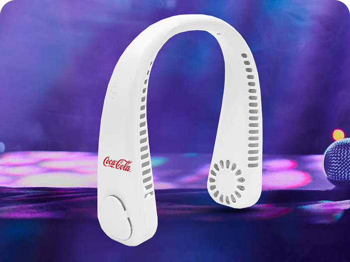Un ventilateur de cou mains libres blanc avec un petit logo Coca-Cola, un prix pour rester au frais du concours Moments festifs.