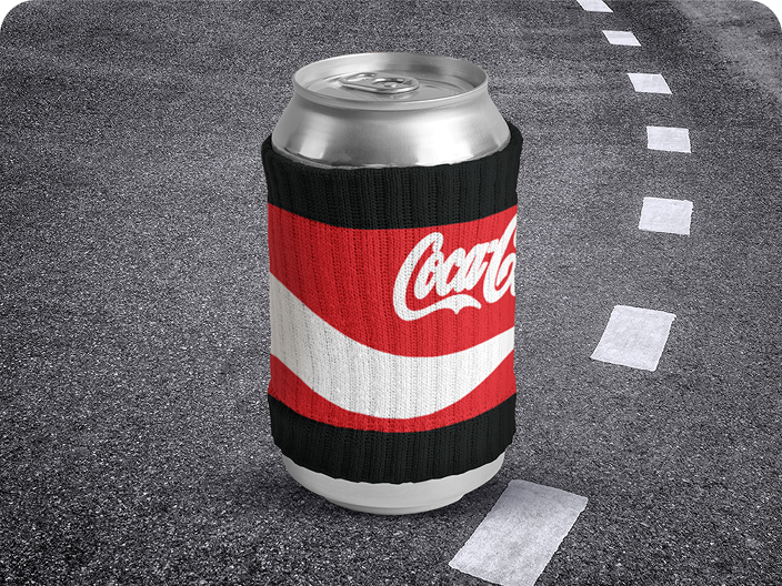 Un porte-canette en tricot noir et rouge avec le ruban dynamique Coca-Cola, un prix à gagner du lot du concours Voyage en voiture.