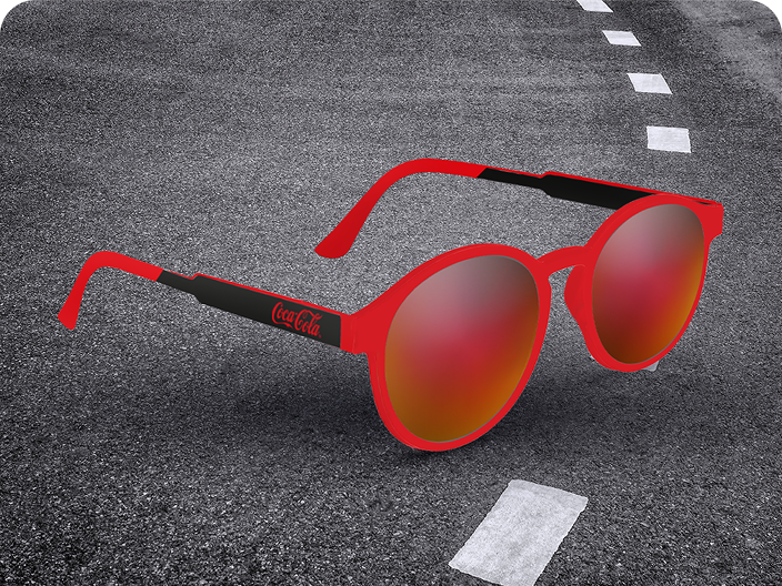Une paire de lunettes de soleil rétro à monture rouge avec le logo Coca-Cola, un prix élégant de la collection du concours Voyage en voiture.