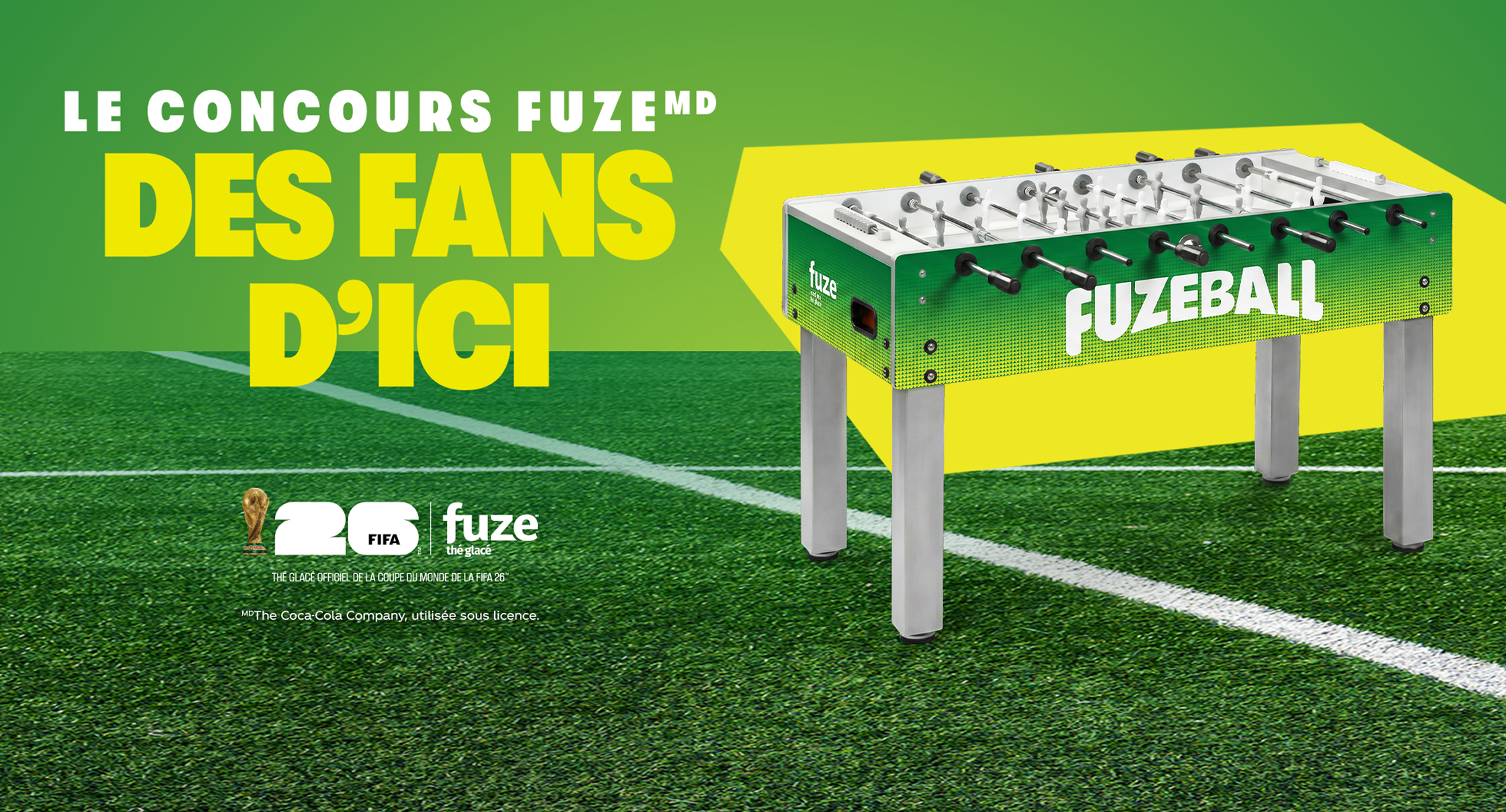 Bannière concours Chaque fan FUZE thé glacé avec table de baby-foot verte sur terrain de soccer pour la promotion FIFA World Cup 2026