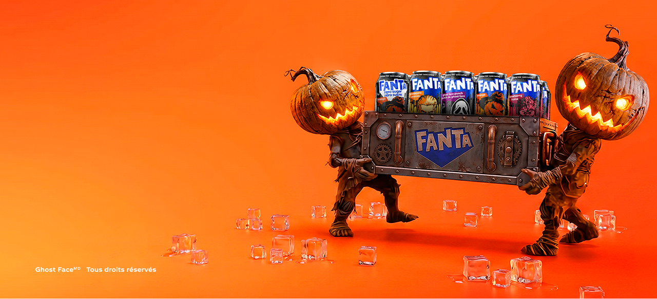 Bannière de campagne où deux monstres à tête de citrouille portent une caisse de canettes Fanta d'Halloween.