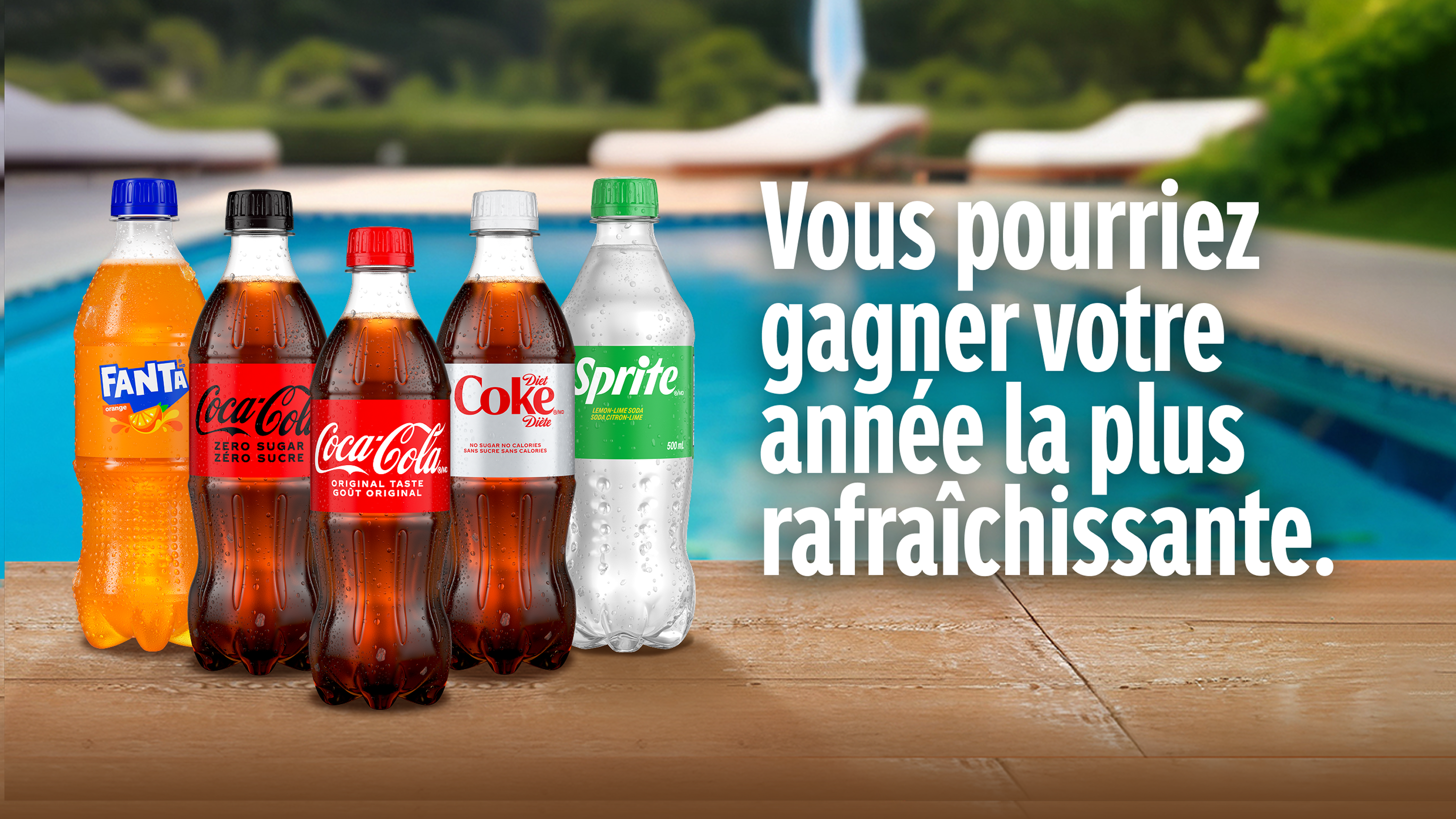 Bouteilles de Fanta, Coca-Cola, Coke Diète et Sprite près d’une piscine avec le texte Vous pourriez gagner votre année la plus rafraîchissante.