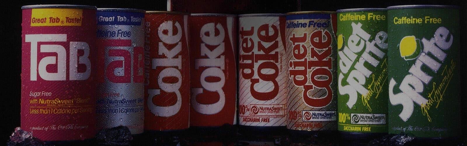 Différentes canettes de produits Coca-Cola.