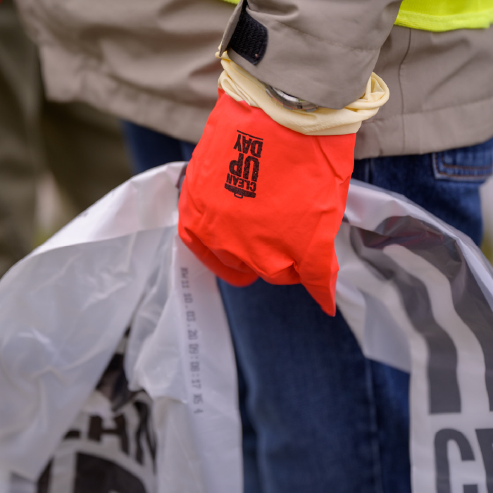 Roter Clean-Up-Day-Handschuh