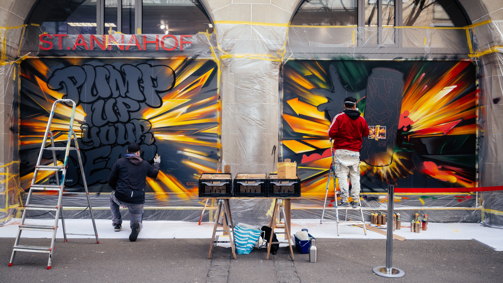 Alex Hohl und Redl besprühren zwei Schaufenster