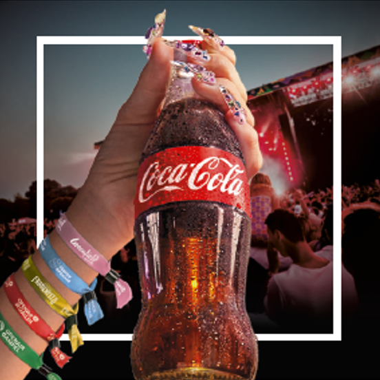 Ein großer Lastwagen ist in festlichem Coca‑Cola‑Weihnachtsdesign, mit Lichtern und Dekorationen, rot gestaltet.