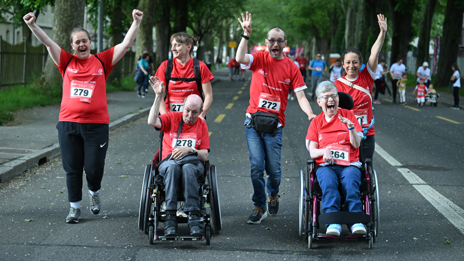 Des personnes participant à la course, dont certaines en fauteuil roulant, sur le parcours.