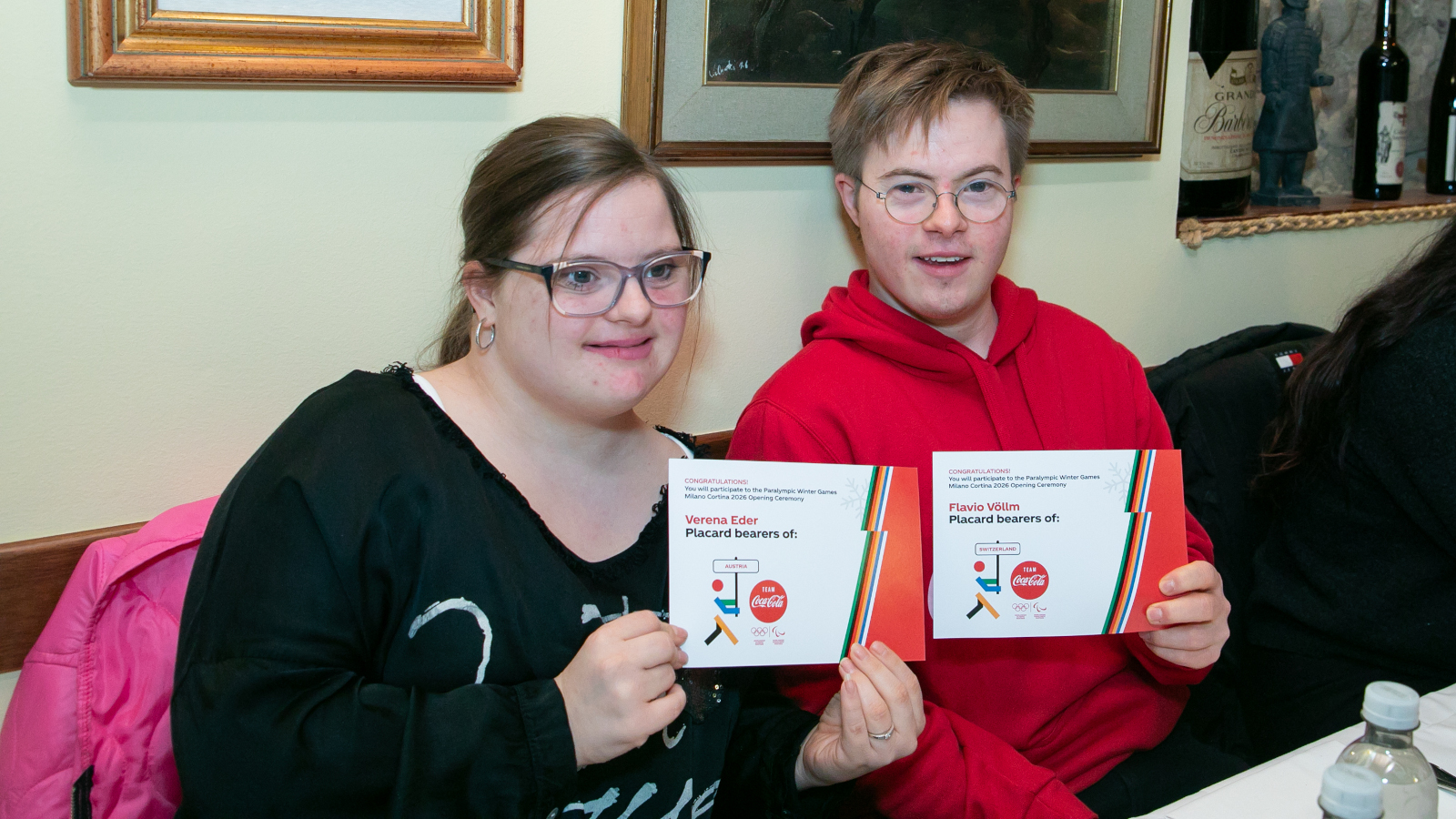 Verena, athlète des Special Olympics d’Autriche, avec Flavio, athlète des Special Olympics de Suisse, tenant l’invitation pour être porte-pancarte.