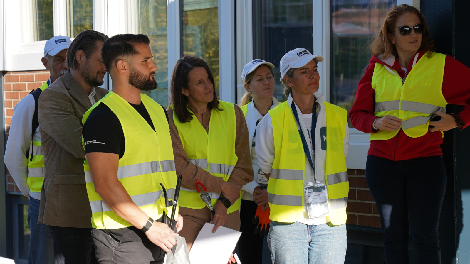 Coca-Cola Mitarbeitende hören bei einem Input zu