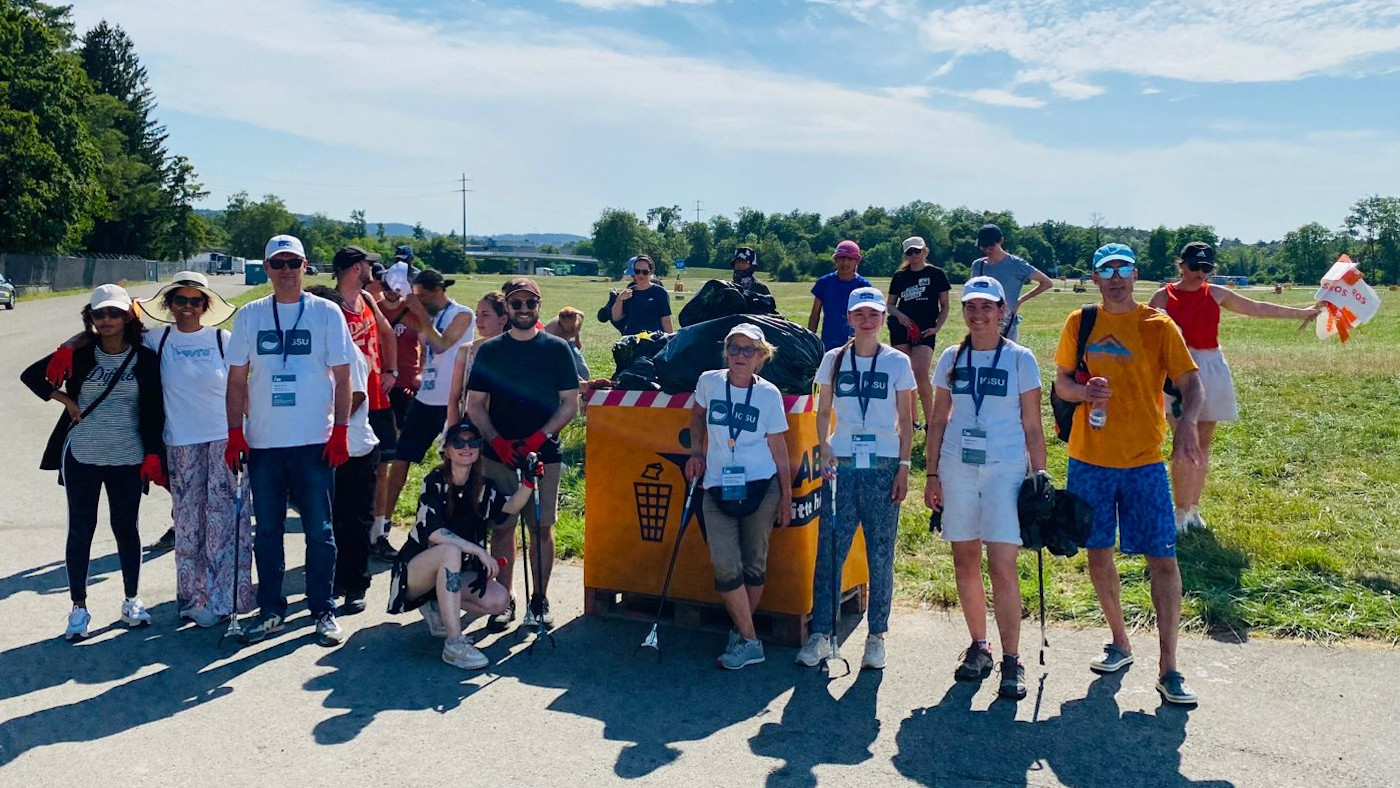 Gruppenfoto von freiwilligen Helferinnen und Helfern, die am Openair Frauenfeld liegengelassenen Abfall eingesammelt haben und sich so gegen Littering einsetzen.