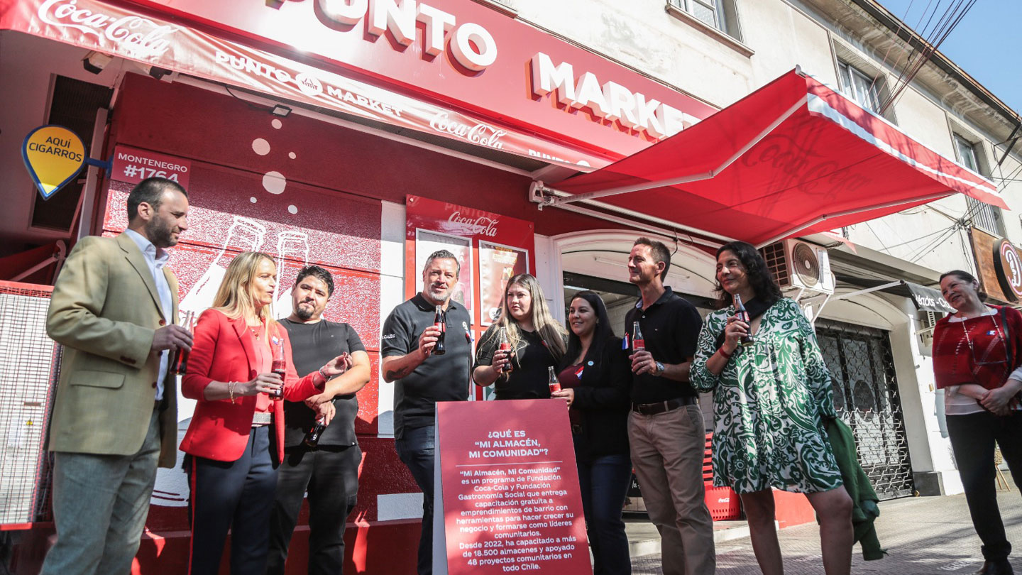 Grupo de personas reunidas hablando.