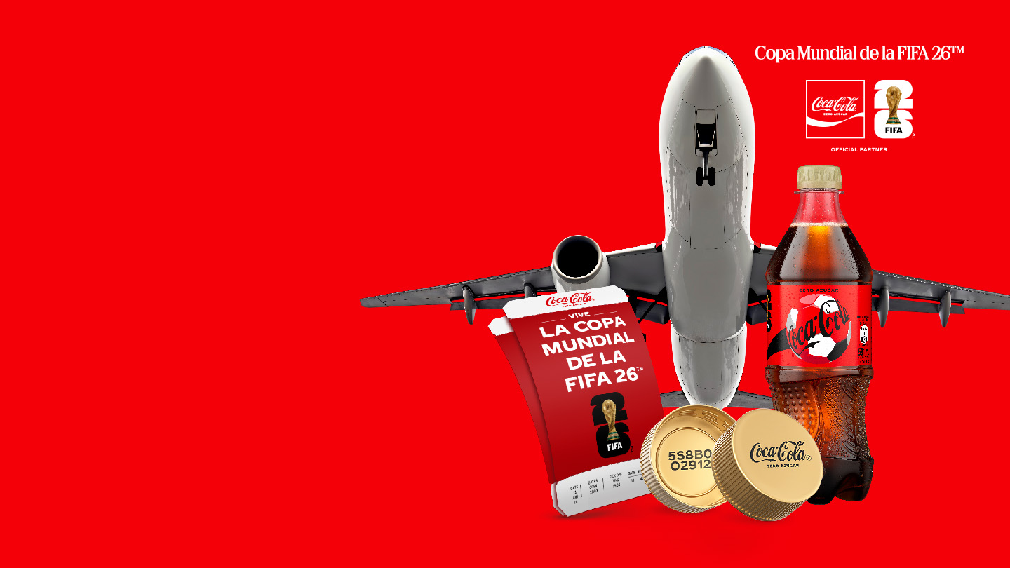 Promoción de Coca-Cola para la Copa Mundial de la FIFA 2026™. Se observa un avión, boletos, una botella de Coca-Cola Zero-Azúcar y dos tapas doradas.