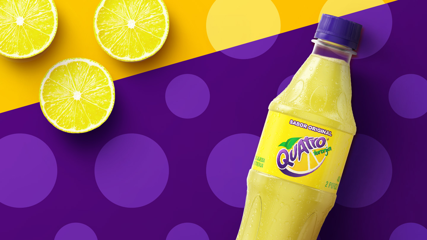 Botella de Quatro con un fondo violeta con lunares y en la otra mitad de color amarillo con rodajas de limón.