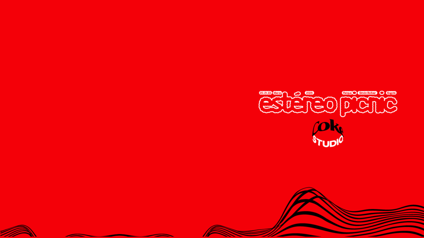 Promoción de Coca-Cola para la Copa Mundial de la FIFA 2026™. Se observa un avión, dos boletos y dos tapas doradas.