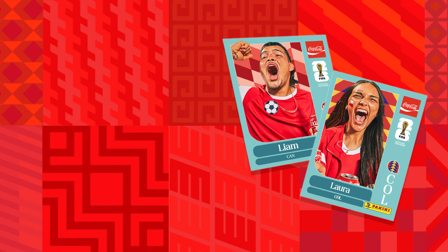 Dos hinchas en fotos Panini.