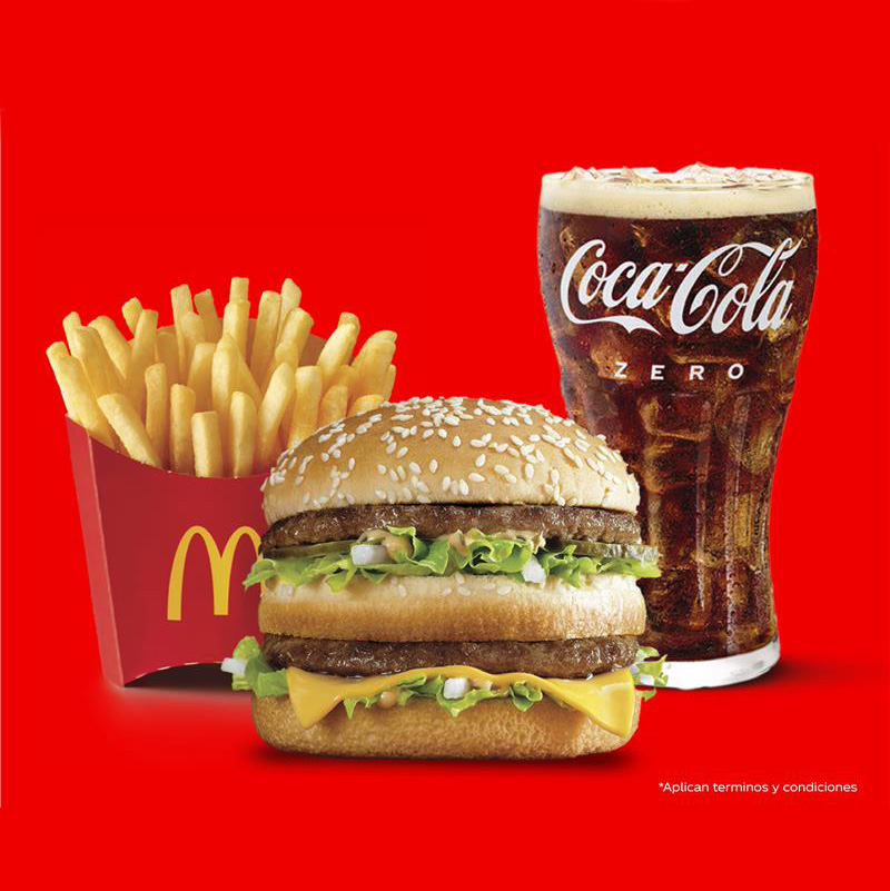 Un combo de McDonald's con Coca-Cola Zero, sobre un vibrante fondo rojo.