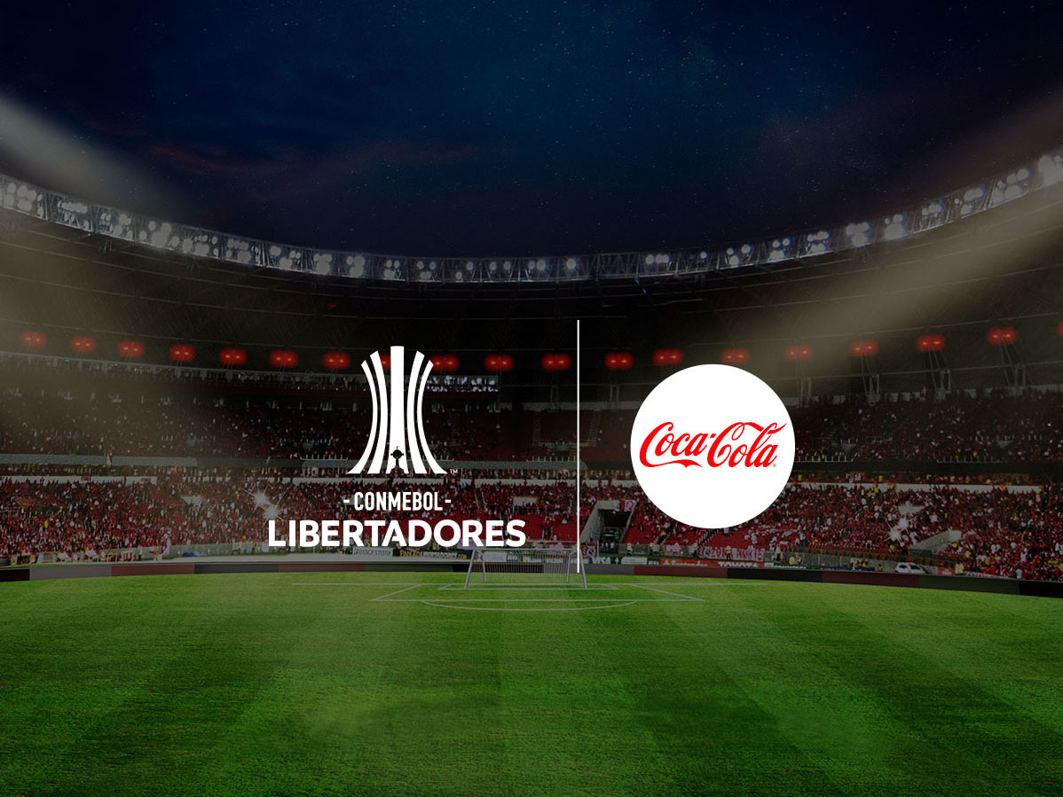 Fotografía de un estadio con el logo de Copa Conmebol Libertadores™ y el logo de Coca-Cola