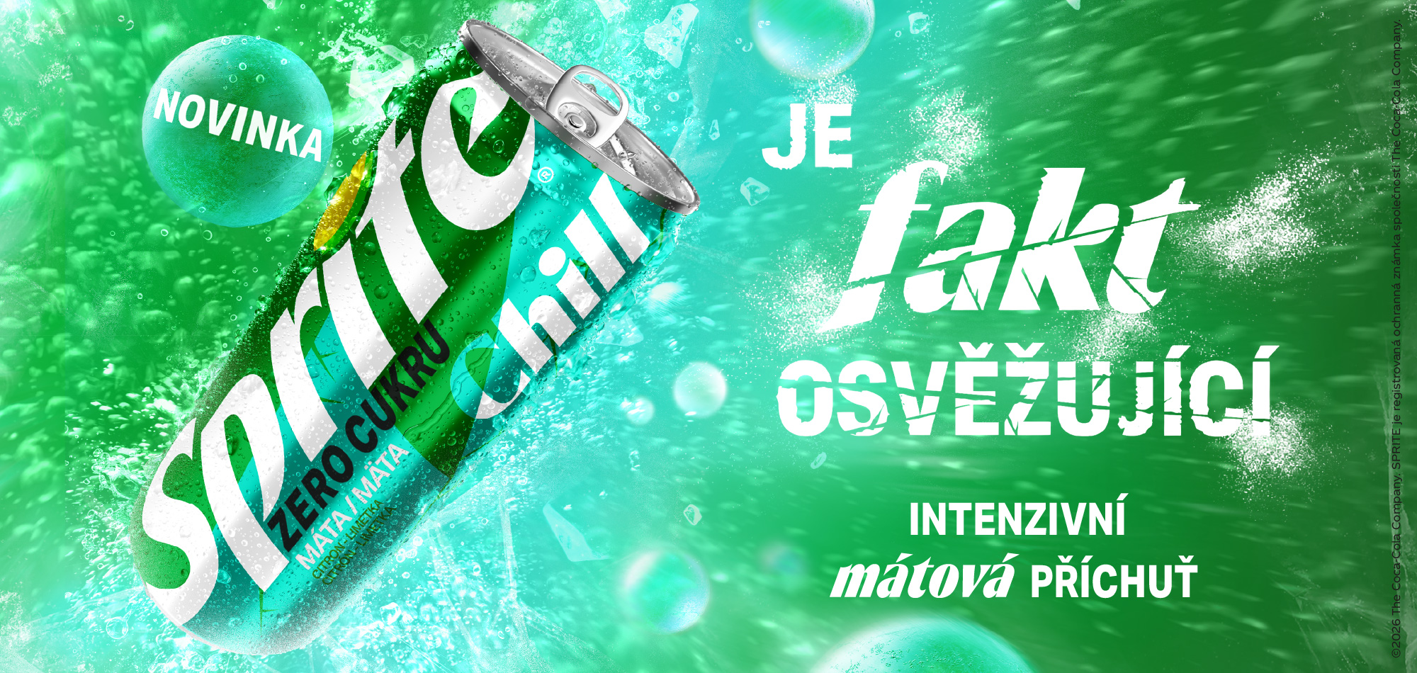 Lahve Sprite a Sprite Zero Cukru s citronovo-limetkovou příchutí, obklopené vodou a bublinkami.