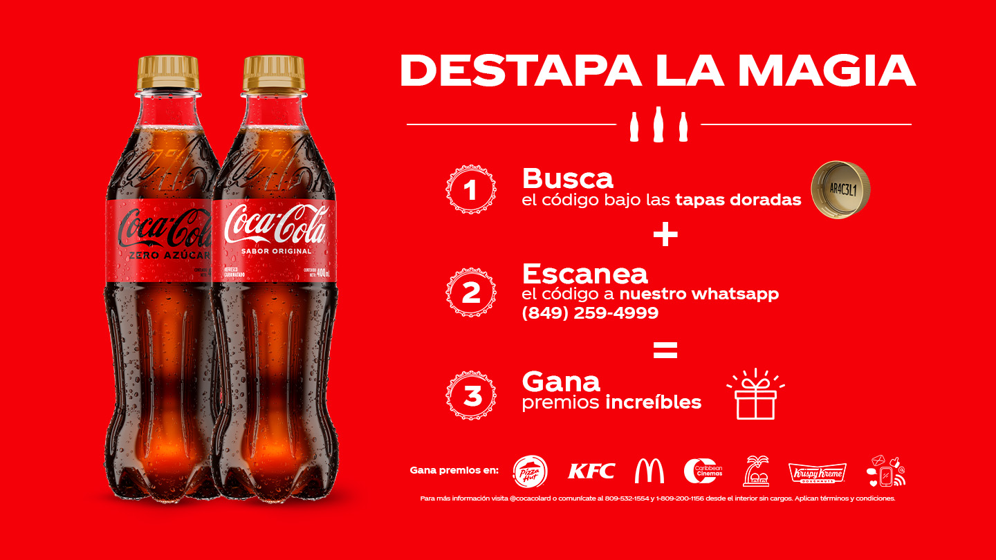 Una mujer con camisa roja bebiendo de una botella de Coca-Cola de vidrio helada en un día soleado.